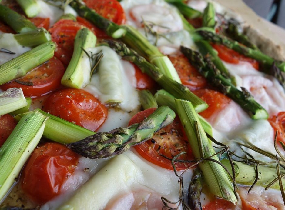 Vegane Pizza mit Spargel - Ekulele - Familienleben, Rezepte, Mode ...