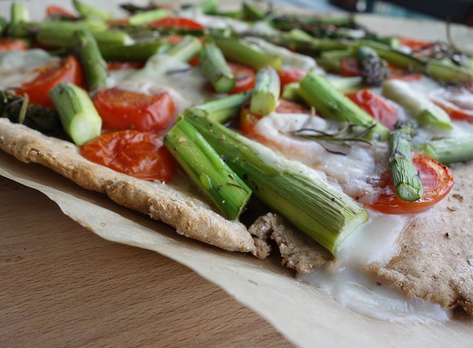 vegane-pizza-mit-grünem-spargel-ekulele- vegan-food-pizza-3