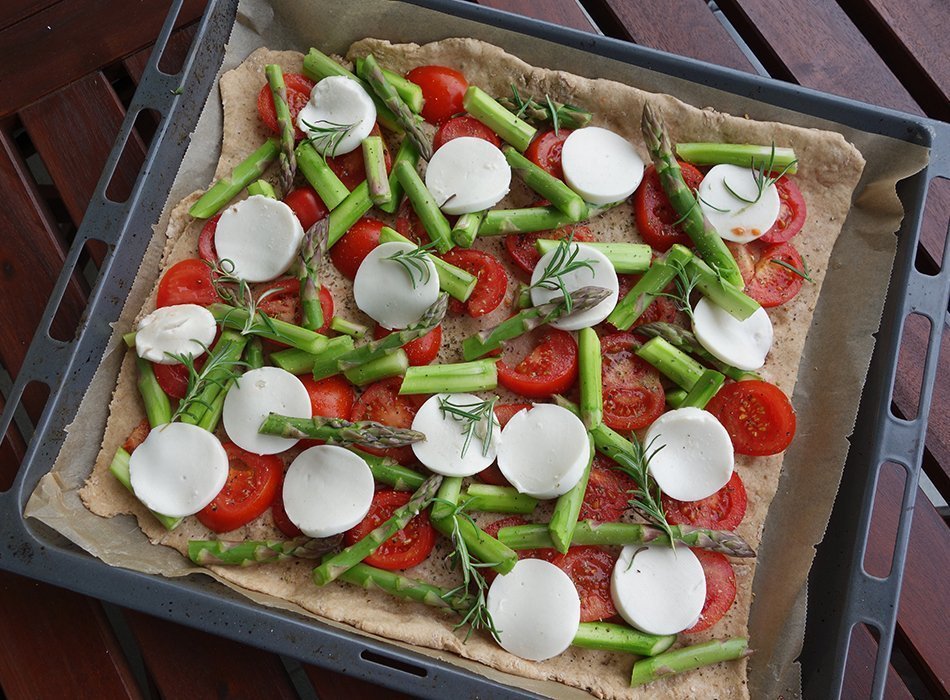 vegane-pizza-mit-grünem-spargel-ekulele- vegan-food-pizza-4