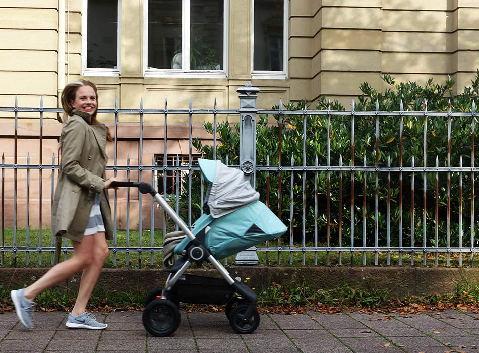 stokke kinderwagen mamablogger mamablog streifenkleid trenchcoat sneakers casual family outfit