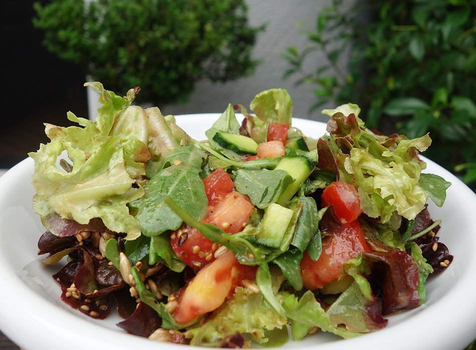 vegan stillen ernährung vitamine vegetarisch smoothie chia salat saaten ekulele