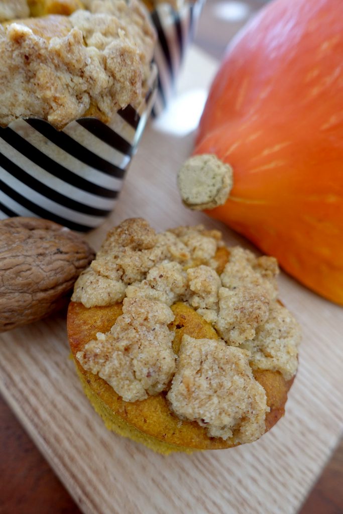 Vegane Kürbis-Muffins mit Nussstreusel - Backen im Herbst